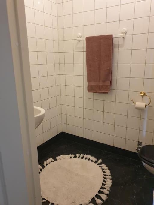 Centrala Stan- 2-Rums Gaestsvit, Perfekt Foer Kollegor Som Oenskar Separata Rum Umeå Esterno foto
