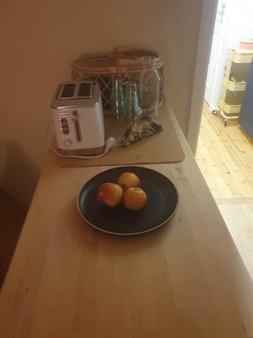 Centrala Stan- 2-Rums Gaestsvit, Perfekt Foer Kollegor Som Oenskar Separata Rum Umeå Esterno foto